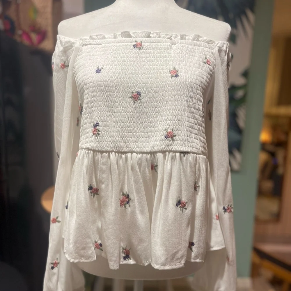 ❣️💕Torrid White Floral Smocked On/Off Shoulder Blouse💗🌹 - Picture 1 of 9